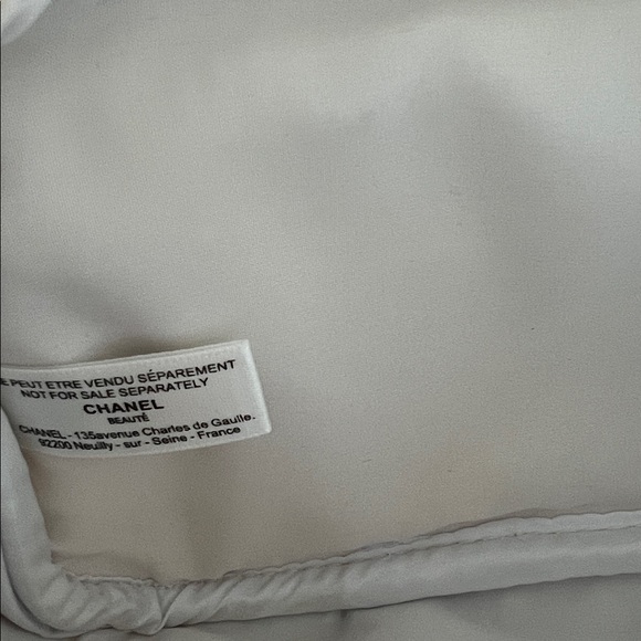 Chanel Holiday Fabric Cosmetic Pouch Gold logo - Picture 11 of 12